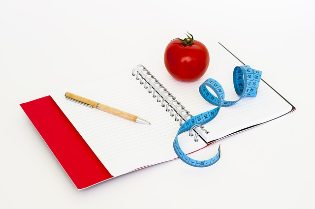 metr, tužka a rajče na zápisníku