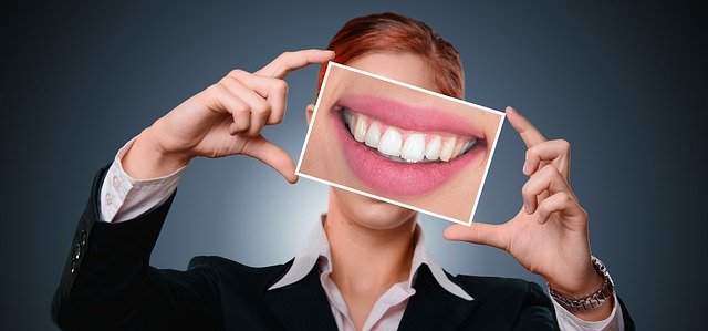 žena s obrázkem zdravých zubů